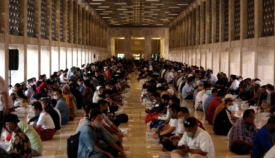 Jemaah di Masjid Istiqlal Jakarta bersiap menyantap sajian berbuka puasa pada Senin (4/4). Berbuka puasa bersama ini pertama kali setelah vakum dua tahun lantaran pandemi Covid-19. Panita menyediakan 3.000 paket makanan. - JPNN.com