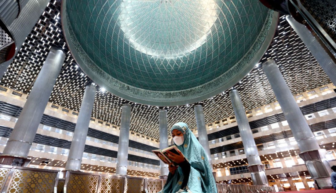 Seorang muslimat membaca Al-Qur'an di Masjid Istiqlal, Jakarta, Senin (4/4). - JPNN.com