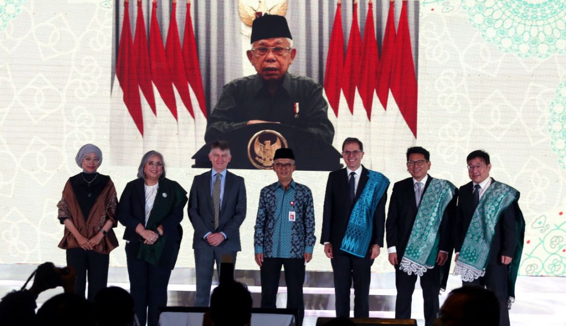 Duta Besar Inggris untuk Indonesia dan Timor Leste H.E. Owen Jenkins, Deputi Komisioner Pengawas Industri Keuangan Non Bank II OJK Mochammad Ihsanuddin, President Director of Prudential Syariah Omar Sjawaldy Anwar beserta jajaran Prudential berfoto bersama seusai peluncuran Prudential Syariah, Jakarta, Selasa (5/4). - JPNN.com