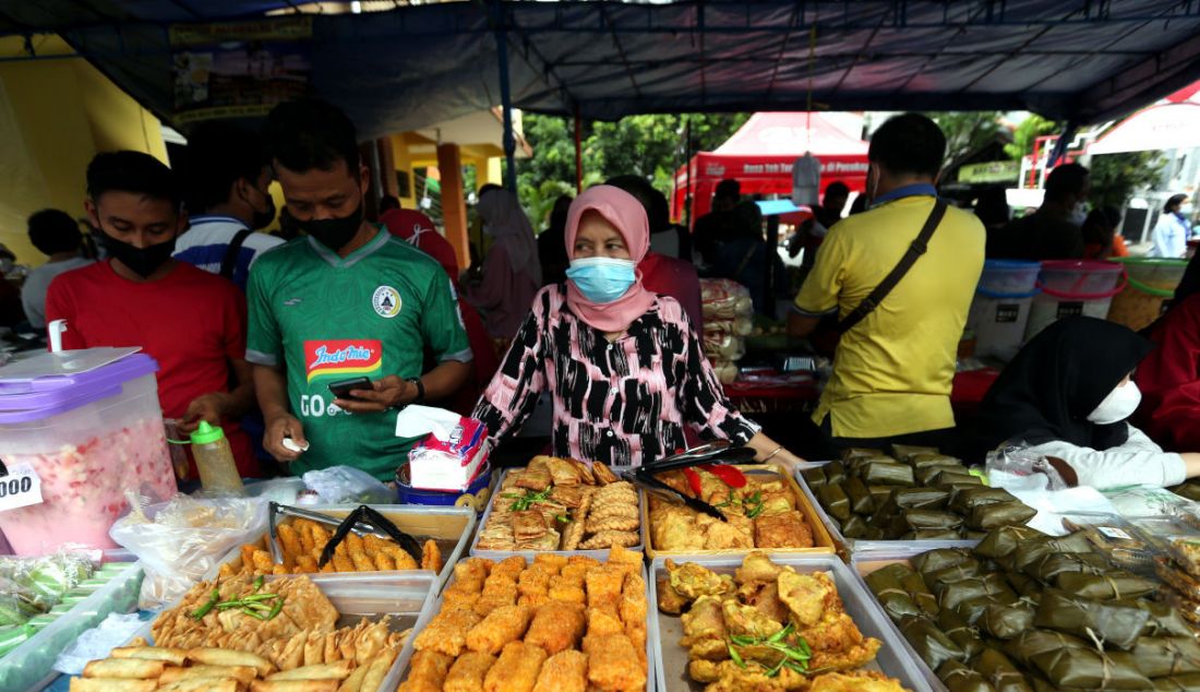 Pedagang menjajakan dagangannya di Pasar Takjil Bendungan Hilir (Benhil), Jakarta, Selasa (5/4). - JPNN.com