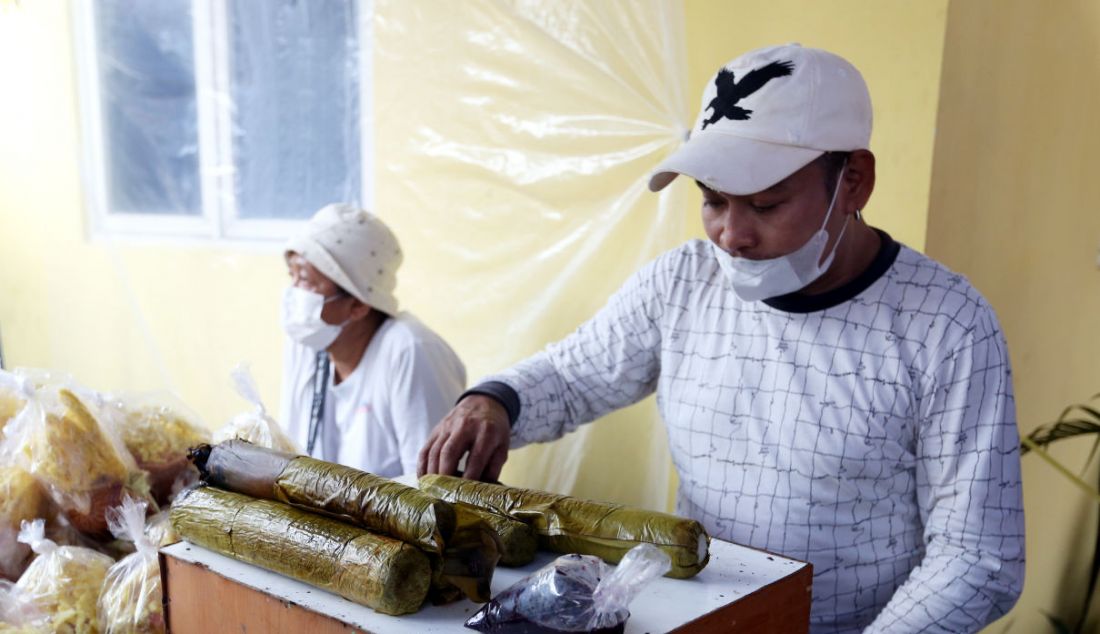 Pedagang merapikan dagangannya di Pasar Takjil Bendungan Hilir (Benhil), Jakarta, Selasa (5/4). Pasar takjil yang digelar setiap bulan Ramadan tersebut dipadati warga untuk membeli aneka makanan berbuka puasa. - JPNN.com