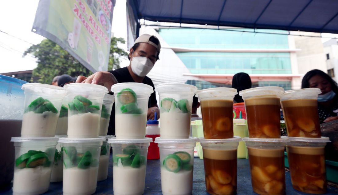 Pedagang merapikan dagangannya di Pasar Takjil Bendungan Hilir (Benhil), Jakarta, Selasa (5/4). Pasar takjil yang digelar setiap bulan Ramadan tersebut dipadati warga untuk membeli aneka makanan berbuka puasa. - JPNN.com