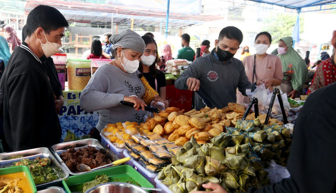 Warga memilih makanan untuk berbuka puasa di Pasar Takjil Bendungan Hilir (Benhil), Jakarta, Selasa (5/4). Pasar takjil yang digelar setiap bulan Ramadan tersebut dipadati warga untuk membeli aneka makanan berbuka puasa. - JPNN.com