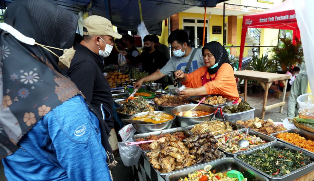 Warga memilih makanan untuk berbuka puasa di Pasar Takjil Bendungan Hilir (Benhil), Jakarta, Selasa (5/4). - JPNN.com