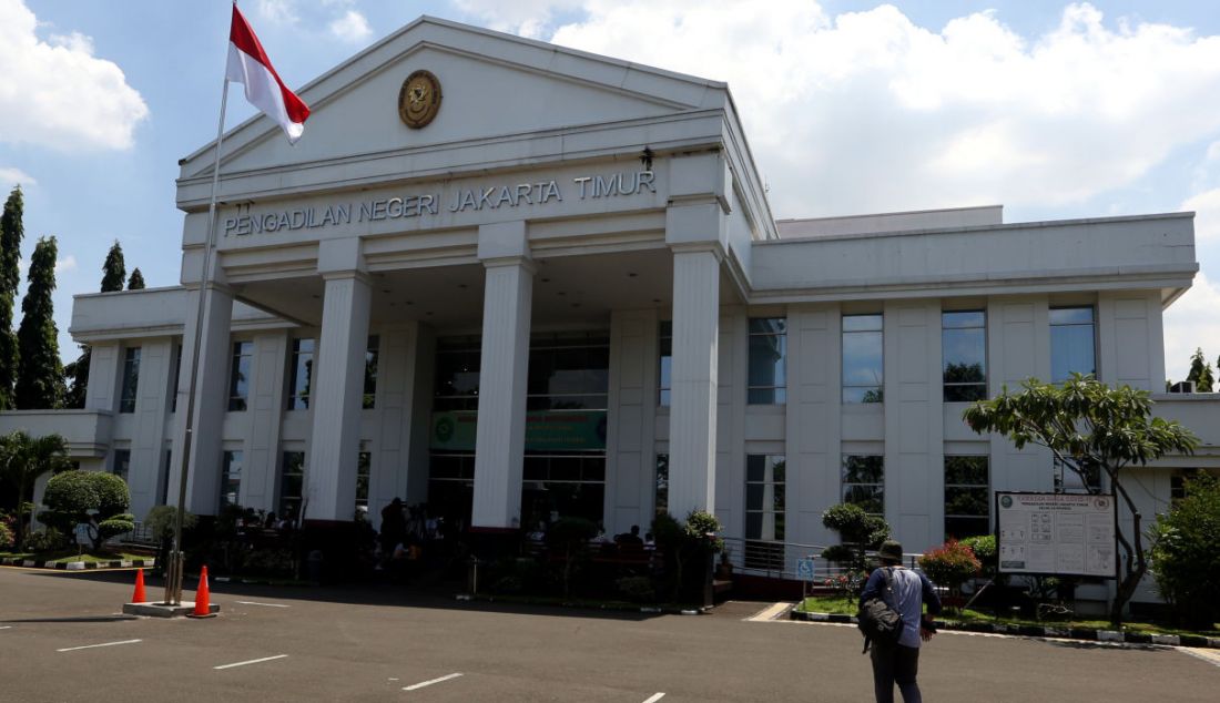 Suasana di depan Pengadilan Negeri Jakarta Timur saat sidang putusan kasus tindak pidana terorisme dengan terdakwa Munarman, Jakarta, Rabu (6/4). - JPNN.com