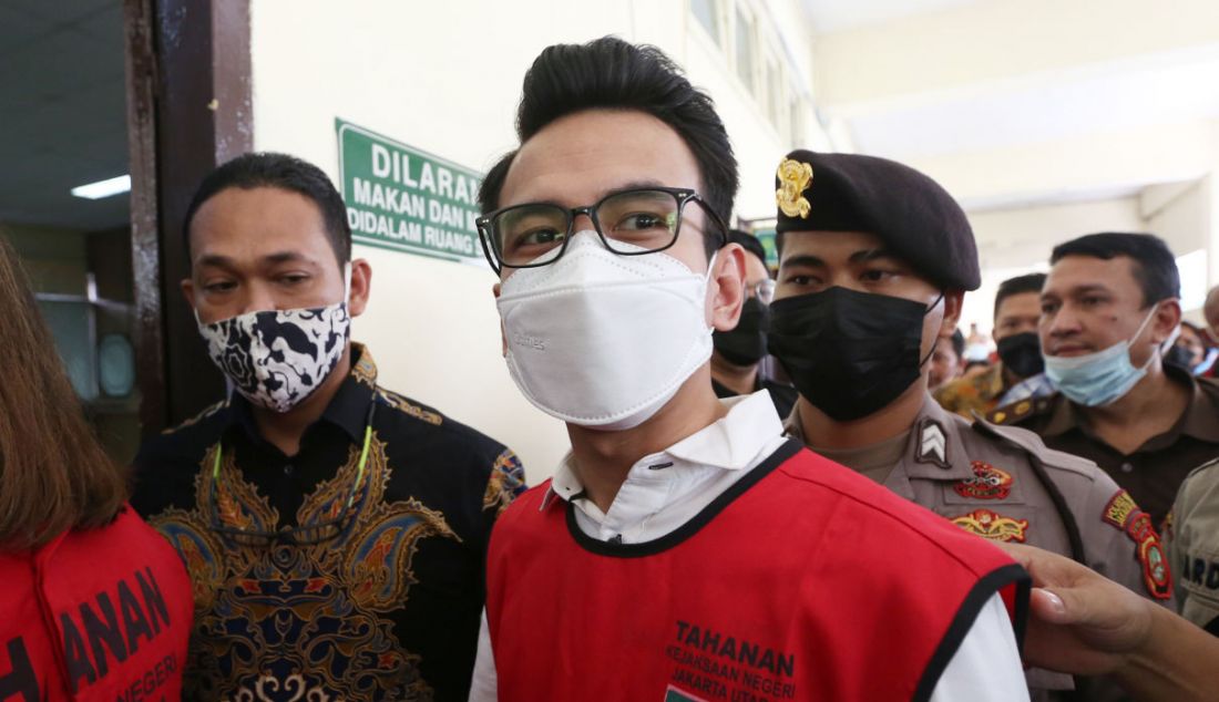 Adam Deni menjalani sidang di PN Jakarta Utara, Jakarta, Rabu (6/4). Pihak JPU menghadiri Wakil Ketua Komisi III DPR Ahmad Sahroni sebagai saksi. - JPNN.com