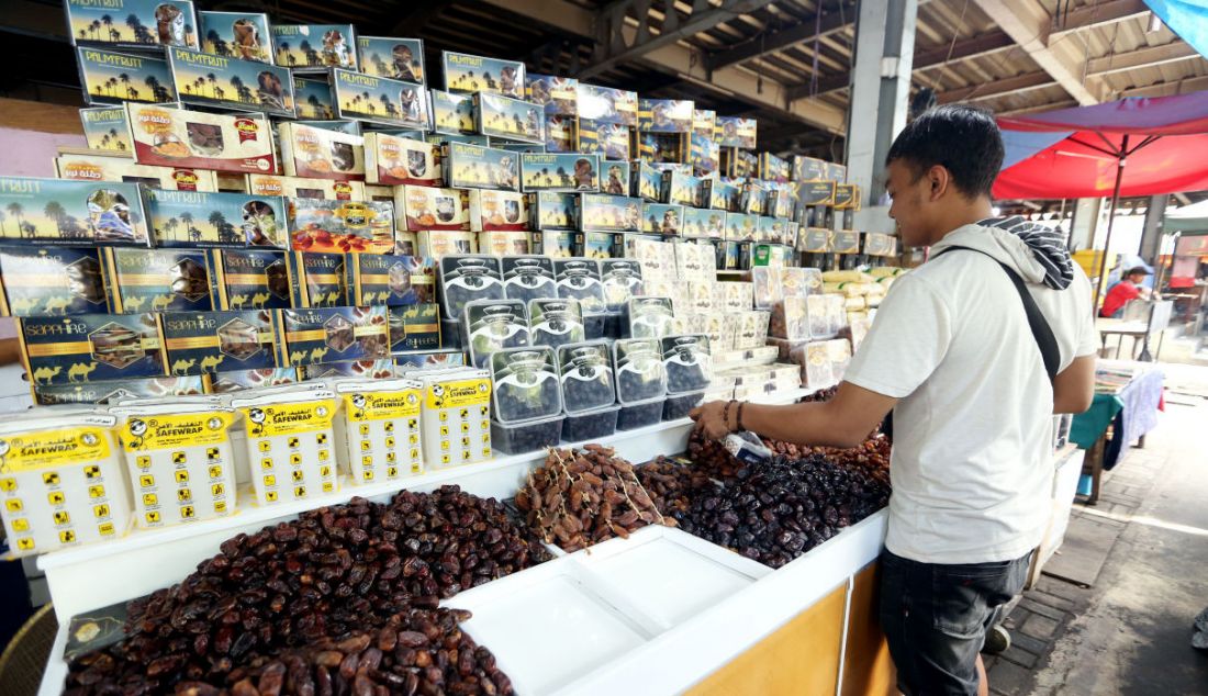 Pedagang kurma saat merapikan dagangannya di Pasar Tanah Abang, Jakarta, Kamis (7/4). Memasuki bulan Ramadan, Kurma menjadi menu favorit untuk hidangan berbuka puasa. - JPNN.com