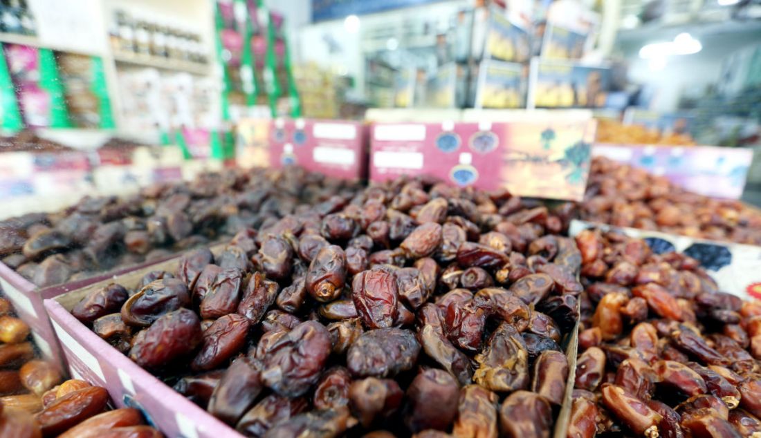 Suasana tempat penjualan kurma di Pasar Tanah Abang, Jakarta, Kamis (7/4). Kurma menjadi menu favorit untuk hidangan berbuka puasa. - JPNN.com