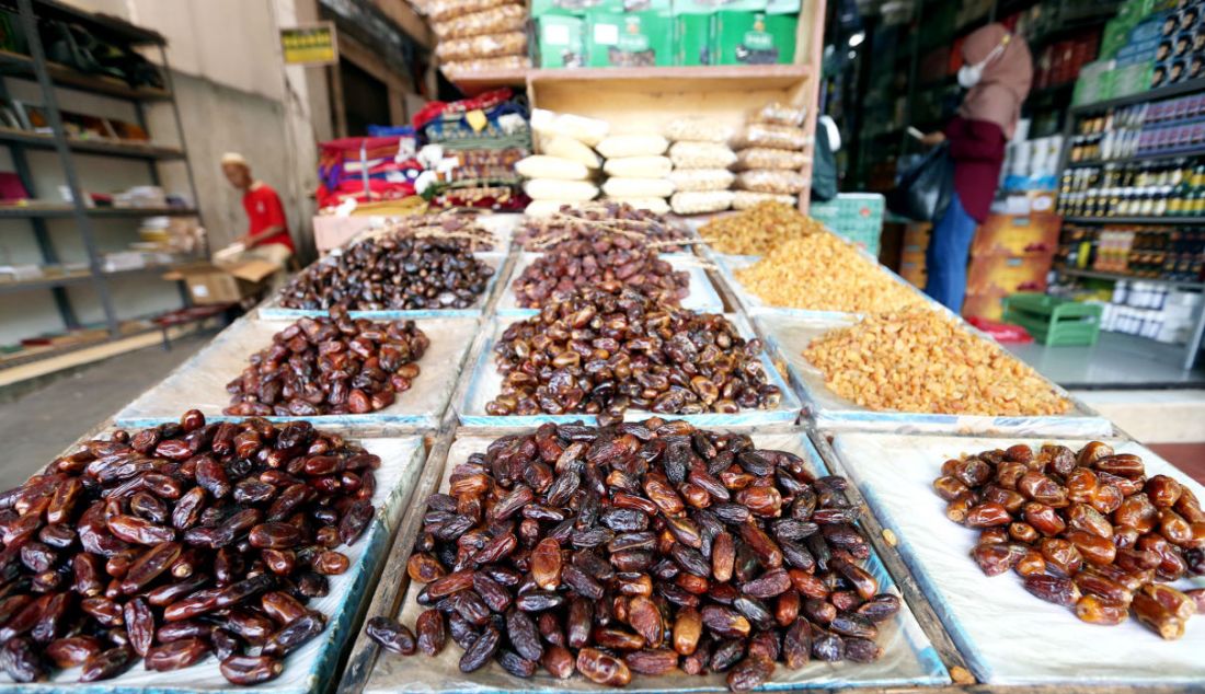 Suasana tempat penjualan kurma di Pasar Tanah Abang, Jakarta, Kamis (7/4). Kurma menjadi menu favorit untuk hidangan berbuka puasa. - JPNN.com