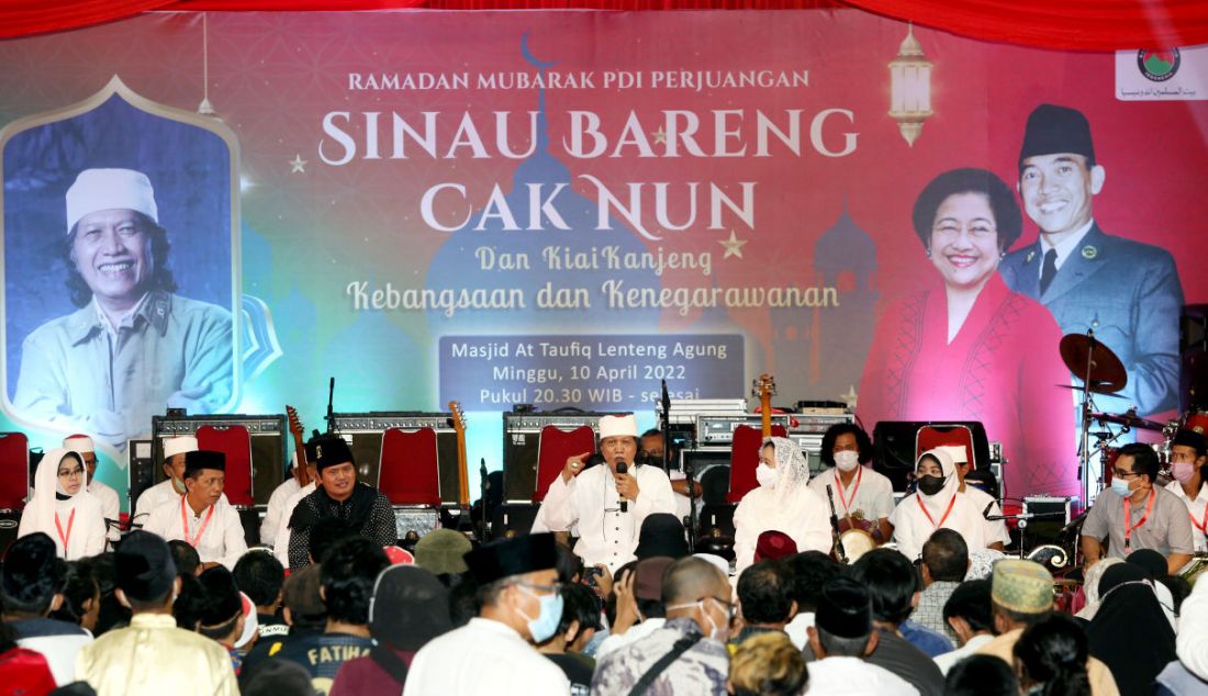 Ketua DPR Puan Maharani dan budayawan Emha Ainun Nadjib menghadiri acara Sinau Bareng Cak Nun dan Kiai Kanjeng di Masjid At-Taufiq, Lenteng Agung, Jakarta Selatan, Minggu (10/4). - JPNN.com