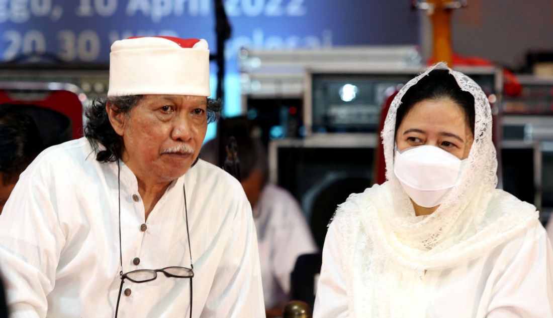 Ketua DPR Puan Maharani dan budayawan Emha Ainun Nadjib menghadiri acara Sinau Bareng Cak Nun dan Kiai Kanjeng di Masjid At-Taufiq, Lenteng Agung, Jakarta Selatan, Minggu (10/4). - JPNN.com