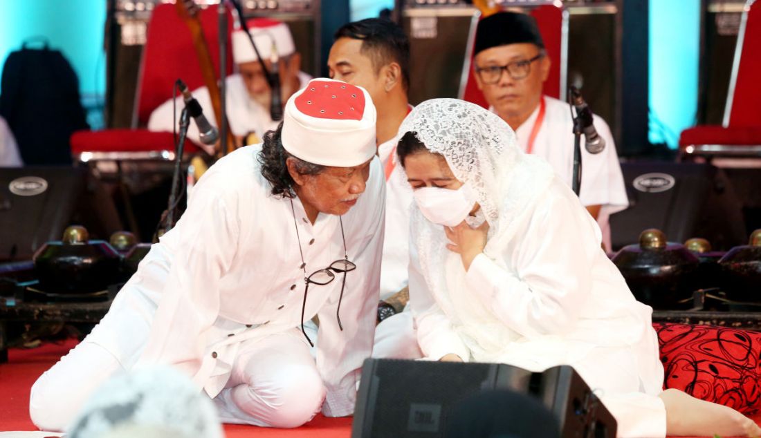 Emha Ainun Nadjib dan Puan Maharani di Masjid At-Taufiq, Lenteng Agung, Jakarta Selatan, Minggu (10/4). - JPNN.com