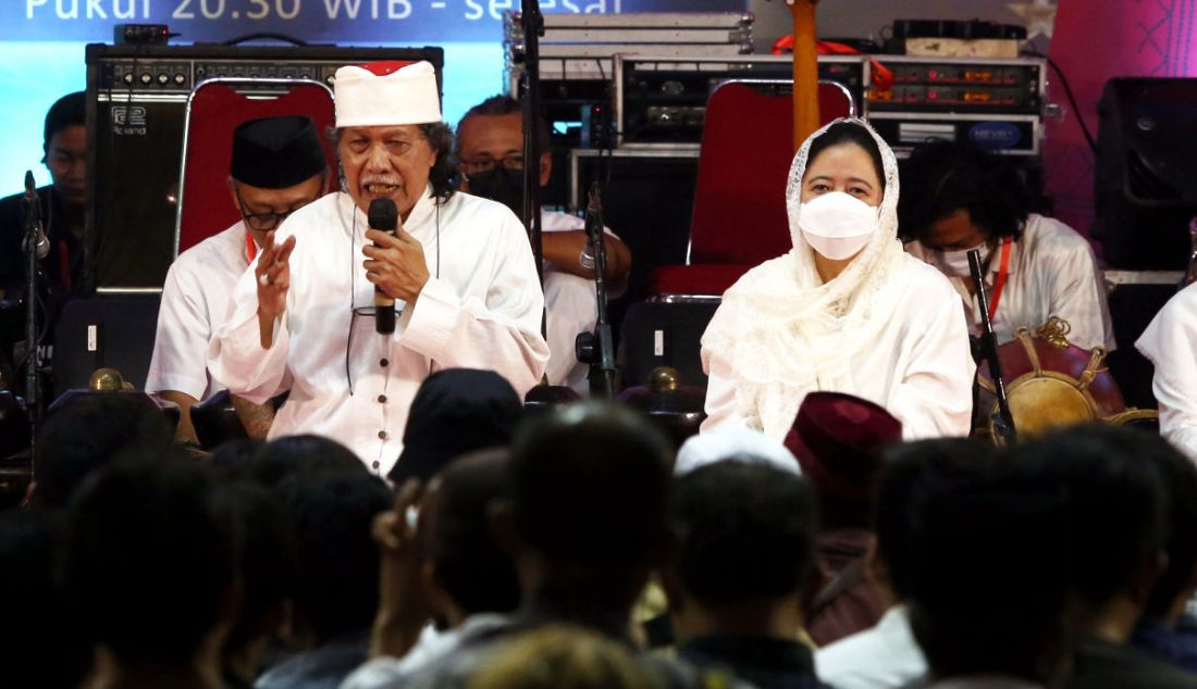 Ketua DPR Puan Maharani dan budayawan Emha Ainun Nadjib menghadiri acara Sinau Bareng Cak Nun dan Kiai Kanjeng di Masjid At-Taufiq, Lenteng Agung, Jakarta Selatan, Minggu (10/4). - JPNN.com