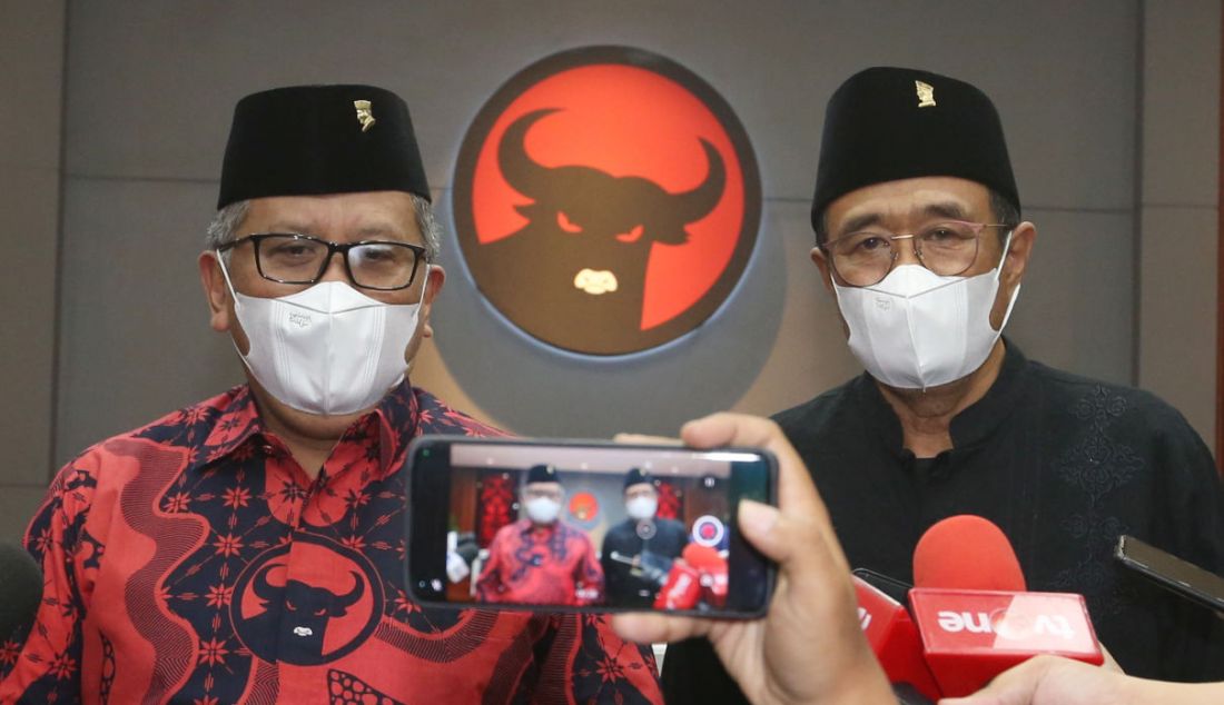 Sekjen PDIP Hasto Kristiyanto dan Ketua DPP PDIP Djarot S Hidayat menghadiri acara Sinau Bareng Cak Nun dan Kiai Kanjeng di Masjid At-Taufiq, Lenteng Agung, Jakarta Selatan, Minggu (10/4). - JPNN.com