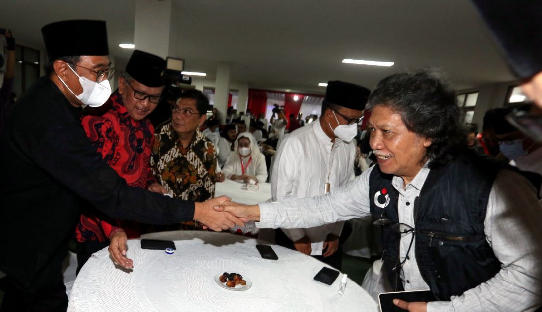 Tokoh intelektual muslim Indonesia Emha Ainun Nadjib dan Anggota DPR Fraksi PDIP Djarot Saiful Hidayat menghadiri acara Sinau Bareng Cak Nun dan Kiai Kanjeng Kebangsaan dan Kenegarawanan di Masjid At-Taufiq, Lentengagung, Jakarta Selatan, Minggu (10/4). - JPNN.com