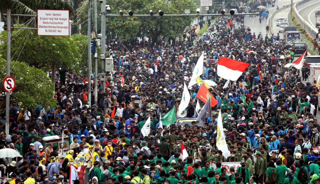 Massa BEM SI saat demo 11 April di depan pintu gerbang Gedung MPR/DPR/DPD, Jakarta, Senin (11/4). - JPNN.com