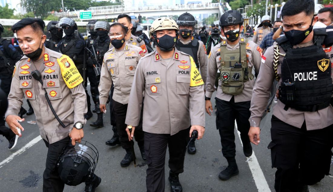 Kapolda Metro Jaya Irjen Pol Mohammad Fadil Imran memimpin pembubaran demonstran di depan gerbang Gedung MPR/DPR/DPD, Jakarta, Senin (11/4). - JPNN.com