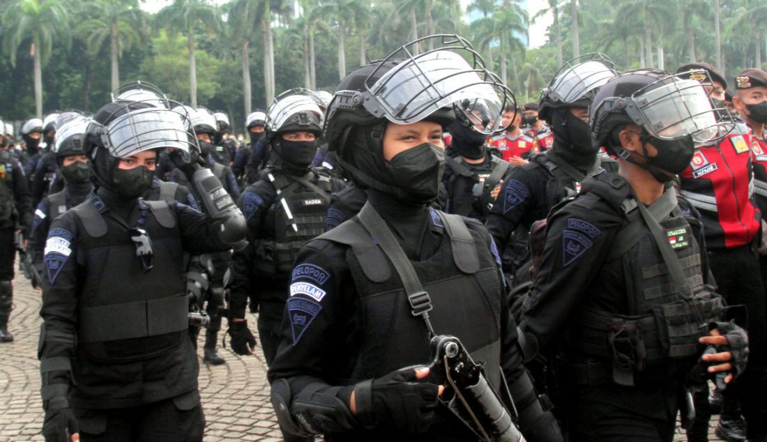 Prajurit Korps Brimob Polri saat apel gabungan gelar pasukan di lapangan Monas, Jakarta, Senin (11/4). Apel tersebut dilaksanakan dalam rangka pengamanan aksi unjuk rasa BEM SI. - JPNN.com