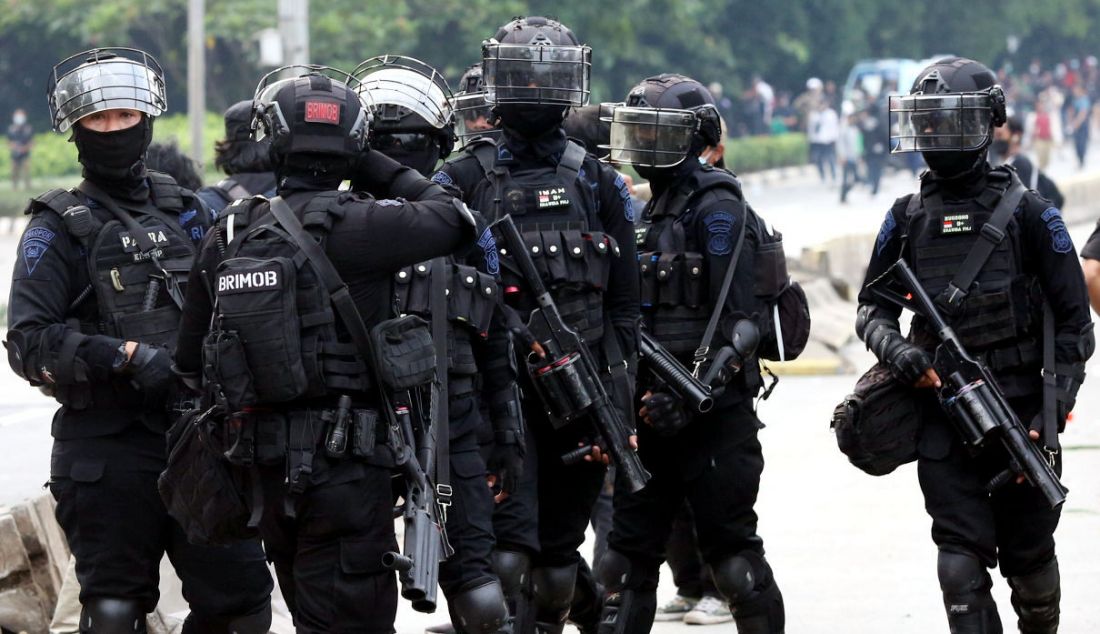 Aparat kepolisian saat demo 11 April di depan gerbang Gedung MPR/DPR/DPD, Jakarta. - JPNN.com