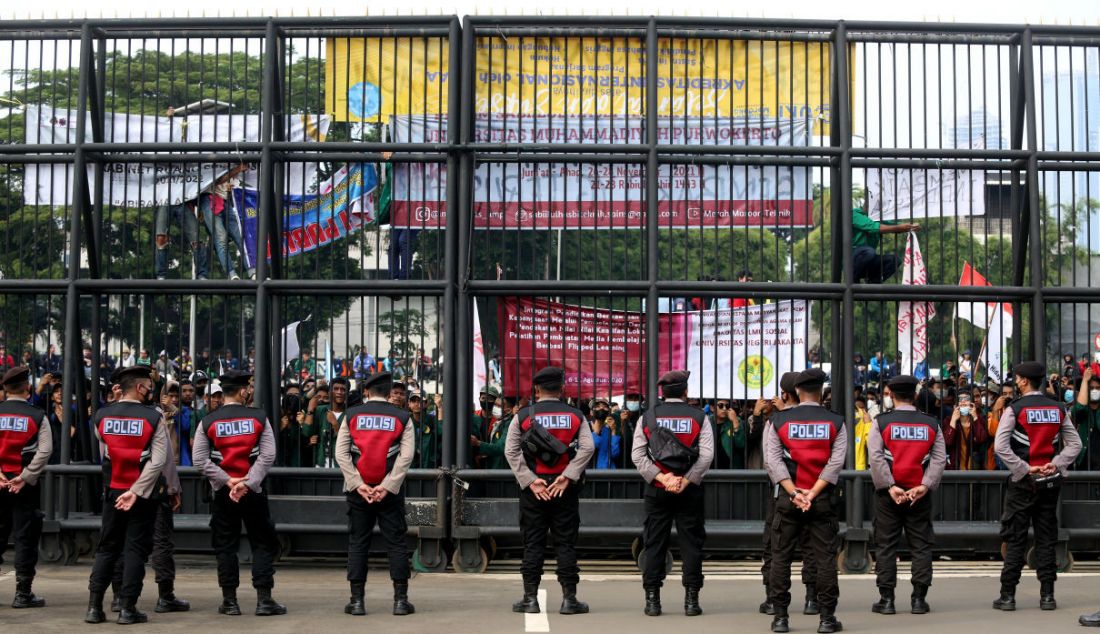 Aparat kepolisian menjaga demo 11 April di depan pintu gerbang Gedung MPR/DPR/DPD, Jakarta, Senin (11/4). - JPNN.com