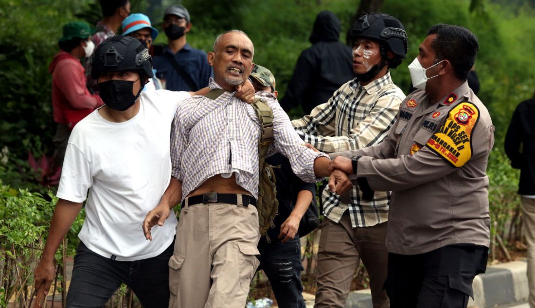 Sejumlah aparat kepolisian menangkap seorang yang diduga provokator di depan gerbang Gedung MPR/DPR/DPD, Jakarta, Senin (11/4). - JPNN.com