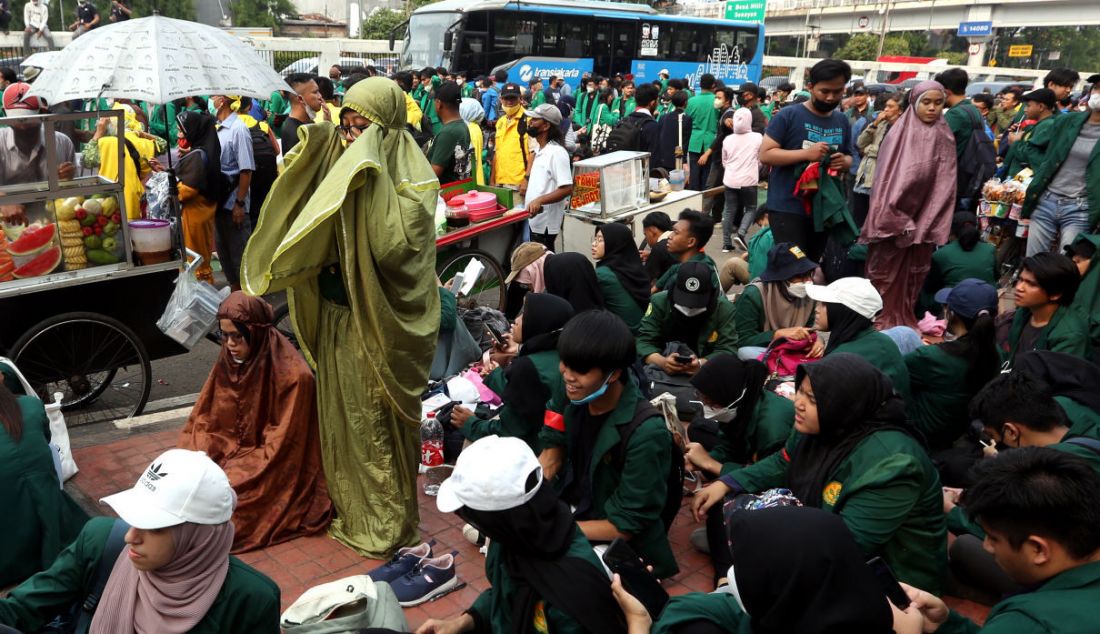 Sejumlah massa dari BEM SI salat Asar saat demo 11 April di depan pintu gerbang Gedung MPR/DPR/DPD, Jakarta, Senin (11/4). - JPNN.com