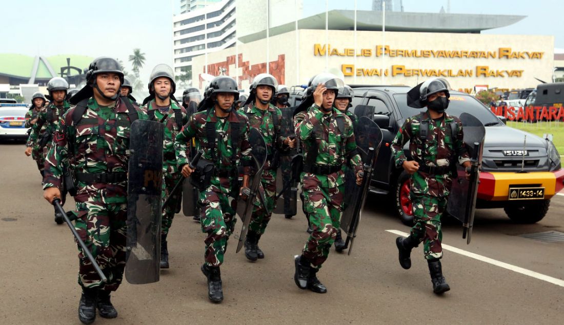 Sejumlah personel TNI saat pengamanan demo 11 April di Gedung MPR/DPR/DPD, Jakarta. - JPNN.com