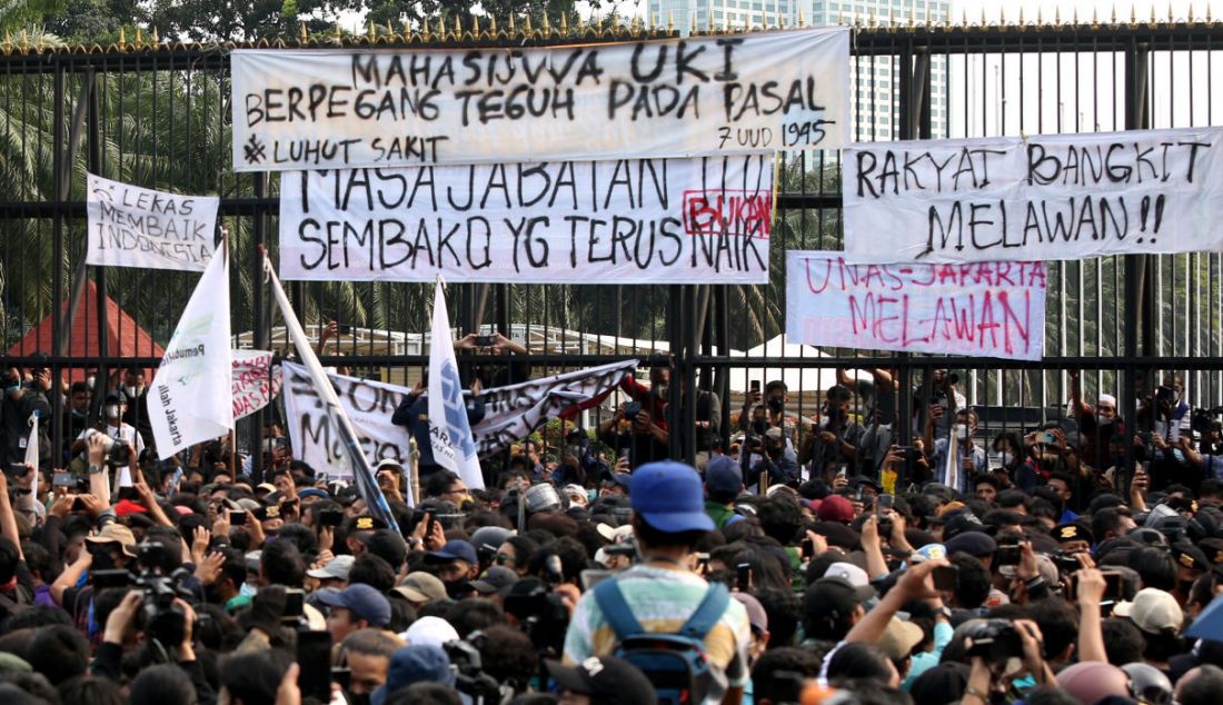 Sejumlah spanduk bertuliskan tuntutan dari BEM SI terpajang saat demo 11 April di depan pintu gerbang Gedung MPR/DPR/DPD, Jakarta. - JPNN.com