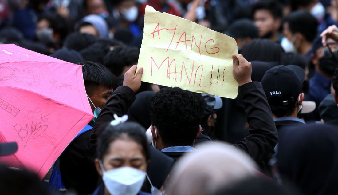 Spanduk bertuliskan ayang mana menghiasi demo 11 April di depan gerbang Gedung DPR Jakarta, Senin (11/4). - JPNN.com