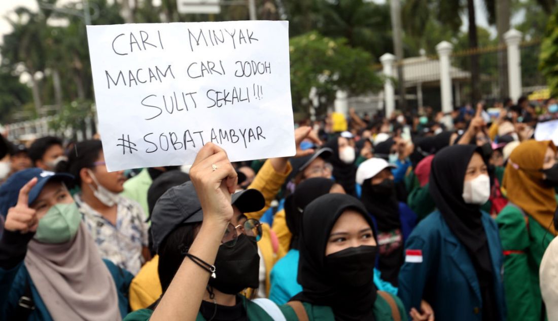 Spanduk bertuliskan cari minyak macam cari jodoh sulit sekali!!! #sobatambyar, menghiasi demo 11 April di depan gerbang Gedung DPR, Jakarta, Senin (11/4). - JPNN.com