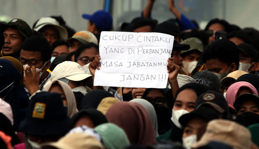 Spanduk bertuliskan cukup cintaku yang diperpanjang masa jabatanmu jangan!!!, menghiasi demo 11 April di depan gerbang Gedung DPR, Jakarta, Senin (11/4). - JPNN.com