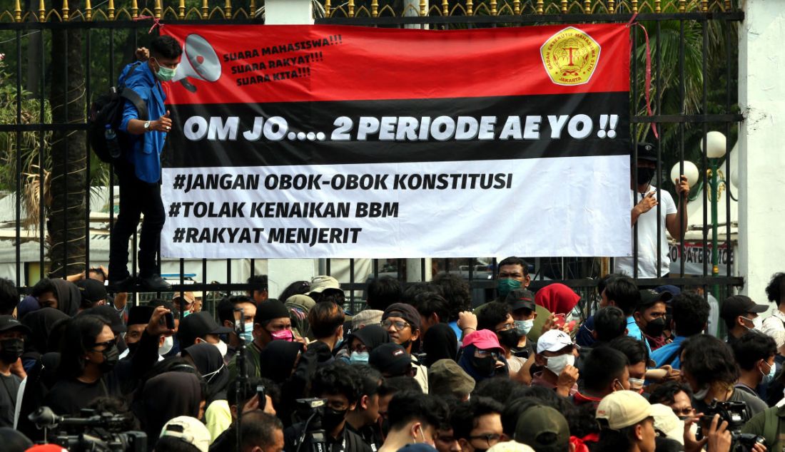 Spanduk berisi tuntutan BEM SI terpajang di pagar Gedung DPR, Jakarta, Senin (11/4). - JPNN.com