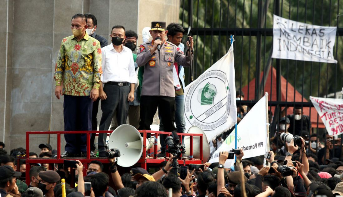 Kapolri Jenderal Listyo Sigit Prabowo, Wakil Ketua DPR Sufmi Dasco Ahmad, Rachmat Gobel, dan Lodewijk F. Paulus menemui massa BEM SI di depan pintu gerbang Gedung MPR/DPR/DPD, Jakarta, Senin (11/4). - JPNN.com