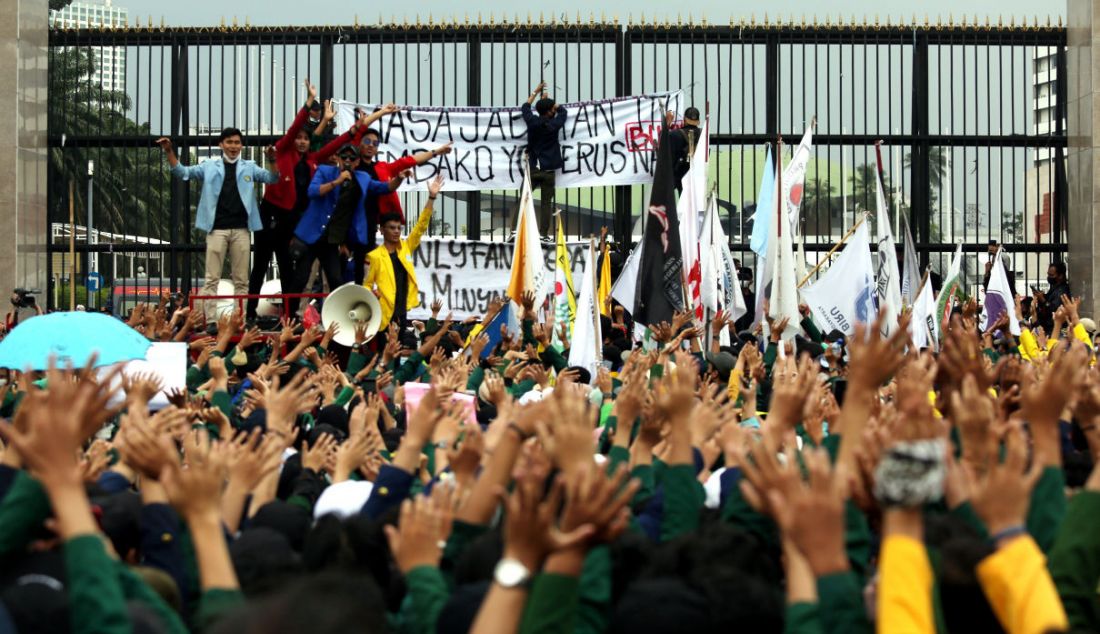 Massa BEM SI saat demo 11 April di depan pintu gerbang Gedung MPR/DPR/DPD, Jakarta. - JPNN.com