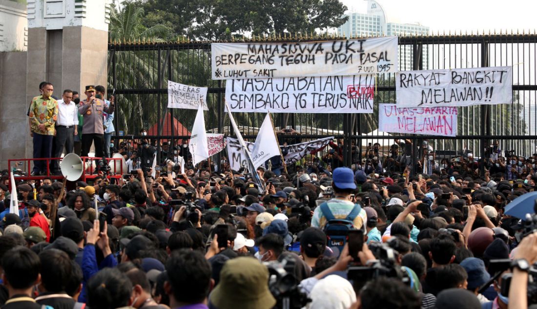 Kapolri Jenderal Listyo Sigit Prabowo, Wakil Ketua DPR Sufmi Dasco Ahmad, Rachmat Gobel, dan Lodewijk F. Paulus menemui massa BEM SI di depan pintu gerbang Gedung MPR/DPR/DPD, Jakarta, Senin (11/4). - JPNN.com