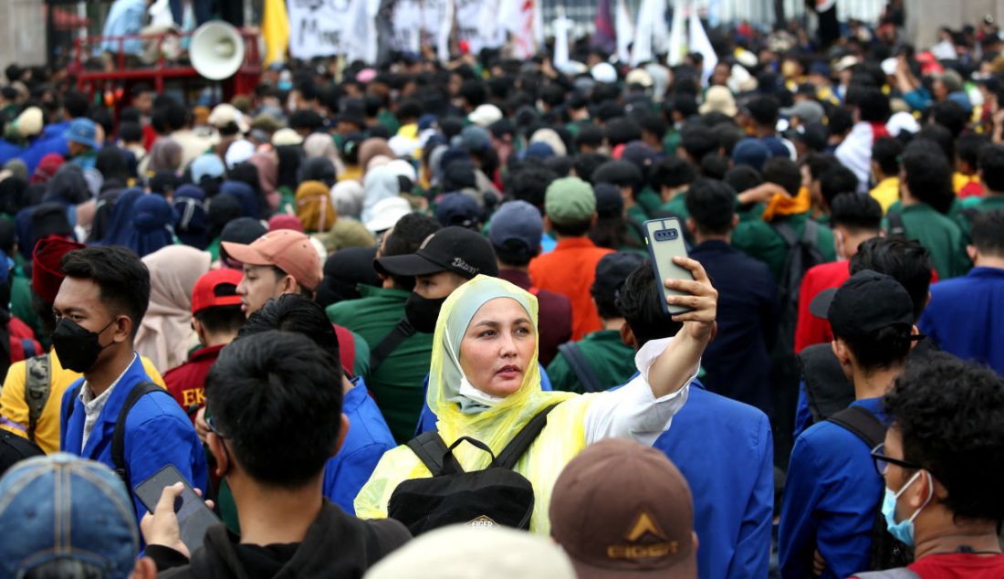 Warga berswafoto di tengah massa demo 11 April, di depan pintu gerbang Gedung DPR, Jakarta, Senin (11/4). - JPNN.com