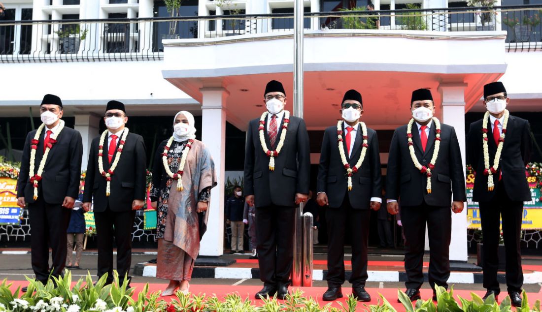 Komisioner Komisi Pemilihan Umum (KPU) yang baru dilantik (dari kiri) Yulianto Sudrajat, Parsadaan Harahap, Betty Epsilon Idroos, Hasyim Asy'ari, Idham Holik, Mochammad Afifuddin, dan August Mellaz tiba di Gedung KPU, Jakarta, Selasa (12/4). Presiden Joko Widodo resmi melantik ketujuh komisioner KPU untuk bertugas dalam periode 2022-2027. - JPNN.com