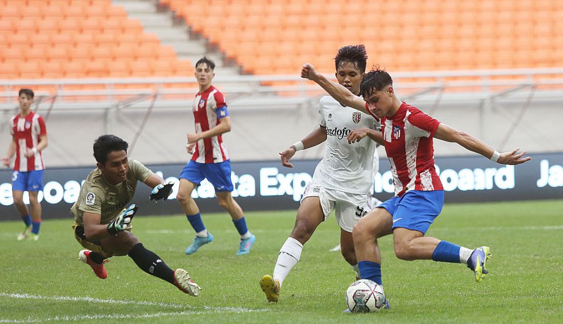 Kiper Bali United U18 I Made Putra Kaicen berusaha memblok bola pada pertandingan Internasional Youth Championship di Jakarta International Stadium, Jakarta, Rabu (13/4). Atletico De Madrid menang atas Bali United U18 dengan skor 5-0. - JPNN.com