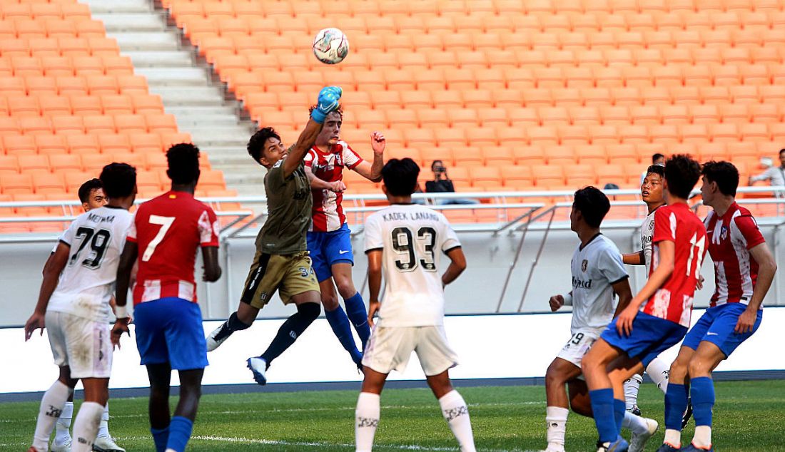 Kiper Bali United U18 I Made Putra Kaicen berusaha meninju bola pada pertandingan Internasional Youth Championship di Jakarta International Stadium, Jakarta, Rabu (13/4). Atletico De Madrid menang atas Bali United U18 dengan skor 5-0. - JPNN.com