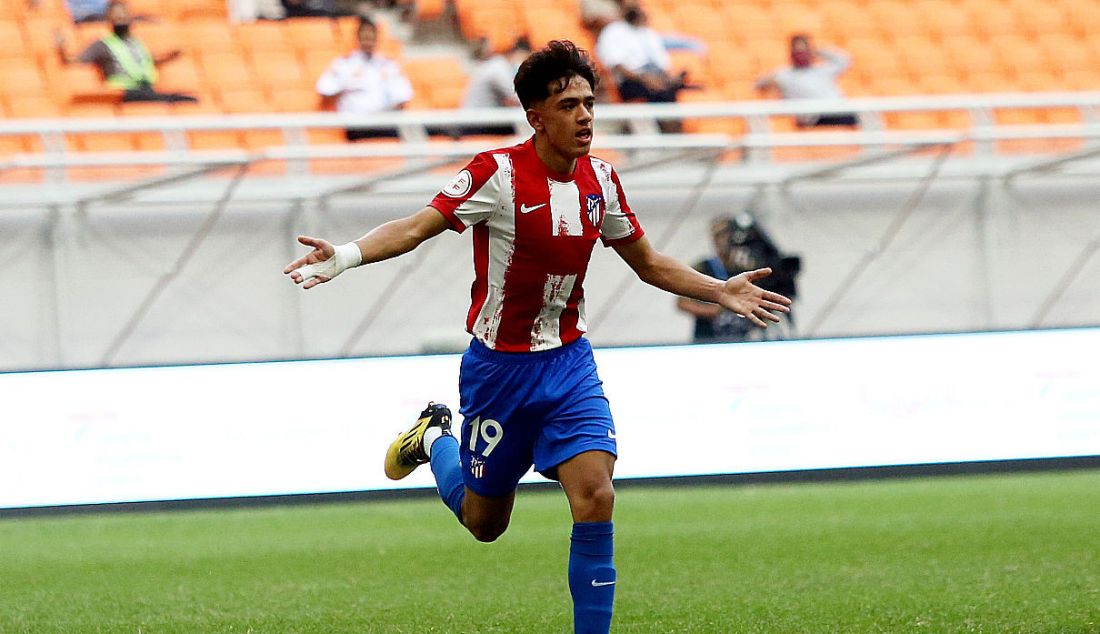 Pemain Atletico De Madrid U18 Iker Luque Sierra melakukan selebrasi setelah membobol gawang Bali United U18 pada pertandingan International Youth Championship di Jakarta Internasional Stadium, Jakarta, Rabu (13/4). Atletico De Madrid menang atas Bali United U18 dengan skor 5-0. - JPNN.com