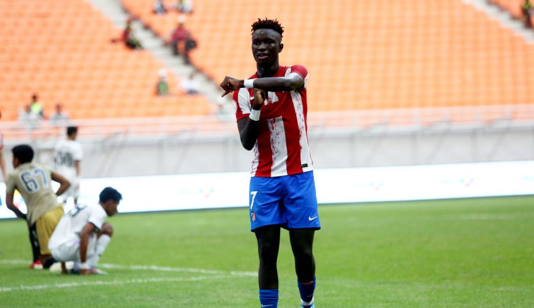 Pemain Atletico De Madrid U18 Ninte Nater Carungal melakukan selebrasi usai membobol gawang Bali United U18 pada pertandingan International Youth Championship di Jakarta Internasional Stadium, Jakarta, Rabu (13/4). Atletico De Madrid menang atas Bali United U18 dengan skor 5-0. - JPNN.com