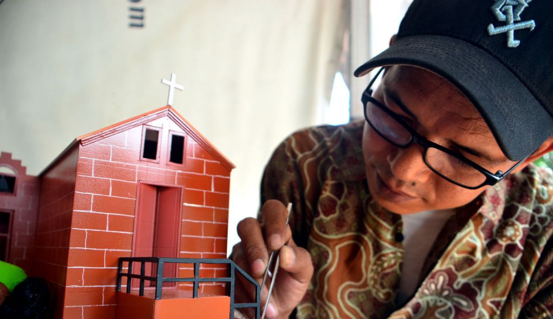 Perajin menyelesaikan pembuatan maket di Maket Diorama, Depok, Jawa Barat, Jumat (15/4). Pembuatan maket, diorama, dan miniatur berbahan dasar PVC foam dan akrilik dengan berbagai macam skala tersebut dijual dengan harga Rp200 ribu hingga Rp15 juta per unit dilihat dari besar dan kecil serta tingkat kesulitan pembuatan maket. - JPNN.com