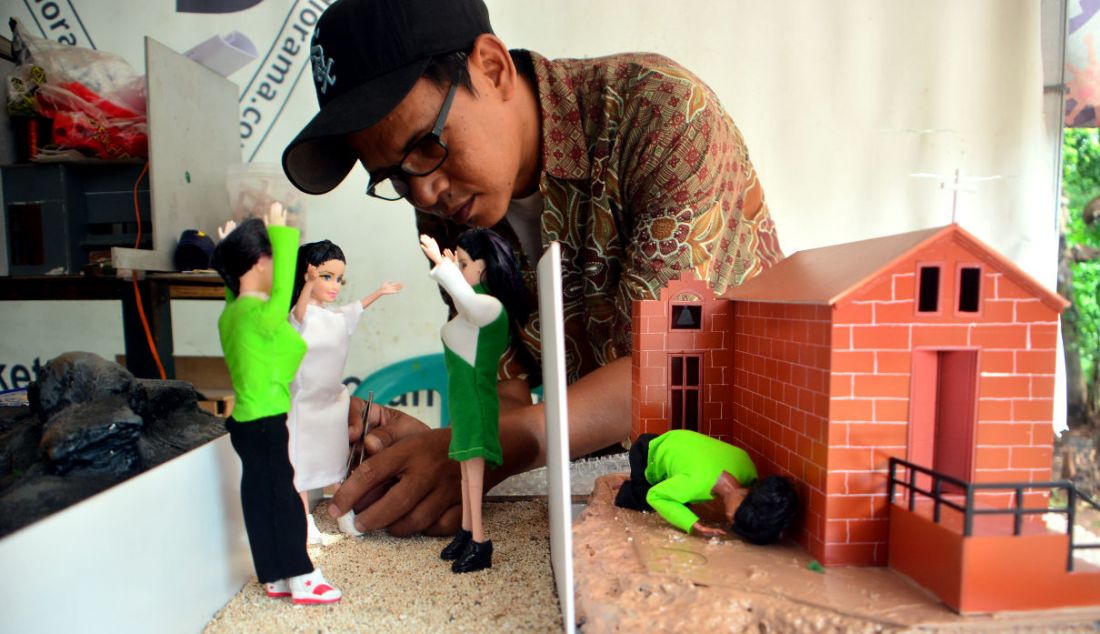 Perajin menyelesaikan pembuatan maket di Maket Diorama, Depok, Jawa Barat, Jumat (15/4). - JPNN.com