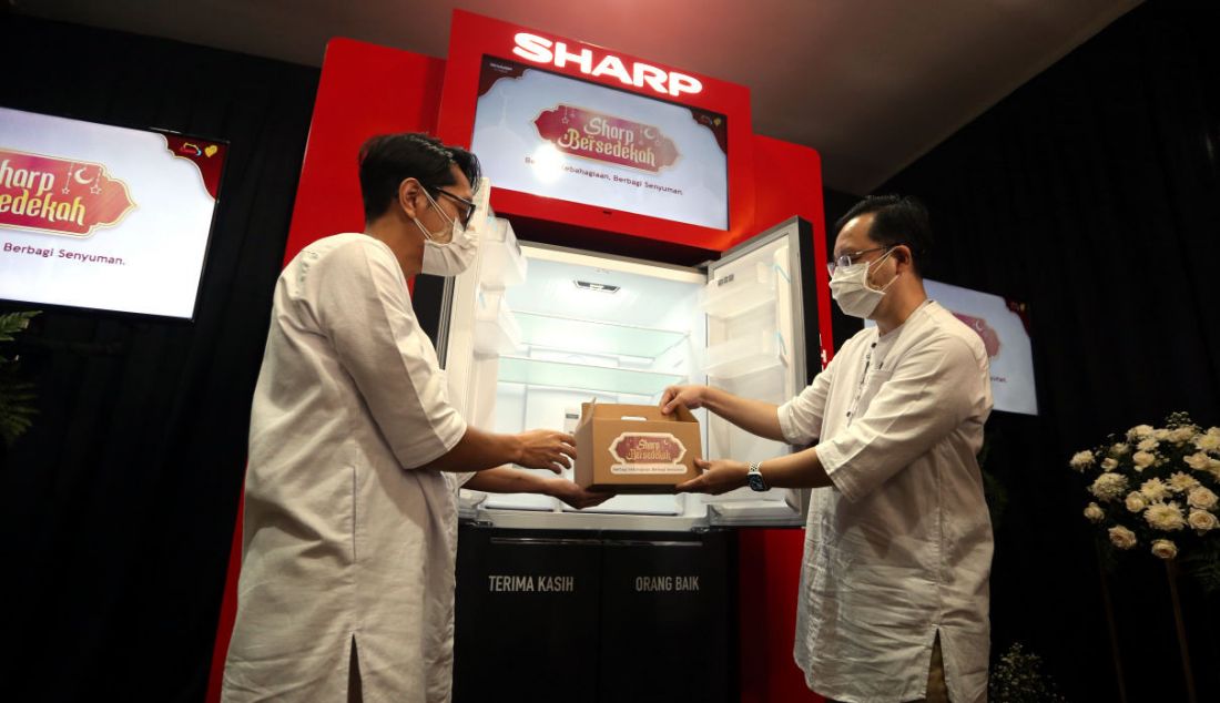 Head of Marketing Communication PT Sharp Electronics Indonesia Agus Soewadjie dan Senior PR & Brand Communication Manager Pandu Setio saat peluncuran Sharp Bersedekah, Jakarta, Senin (18/4). Sharp Bersedekah kembali hadir guna memfasilitasi masyarakat untuk berdonasi makanan bagi anak anak panti asuhan di sekitar kota Jakarta. - JPNN.com