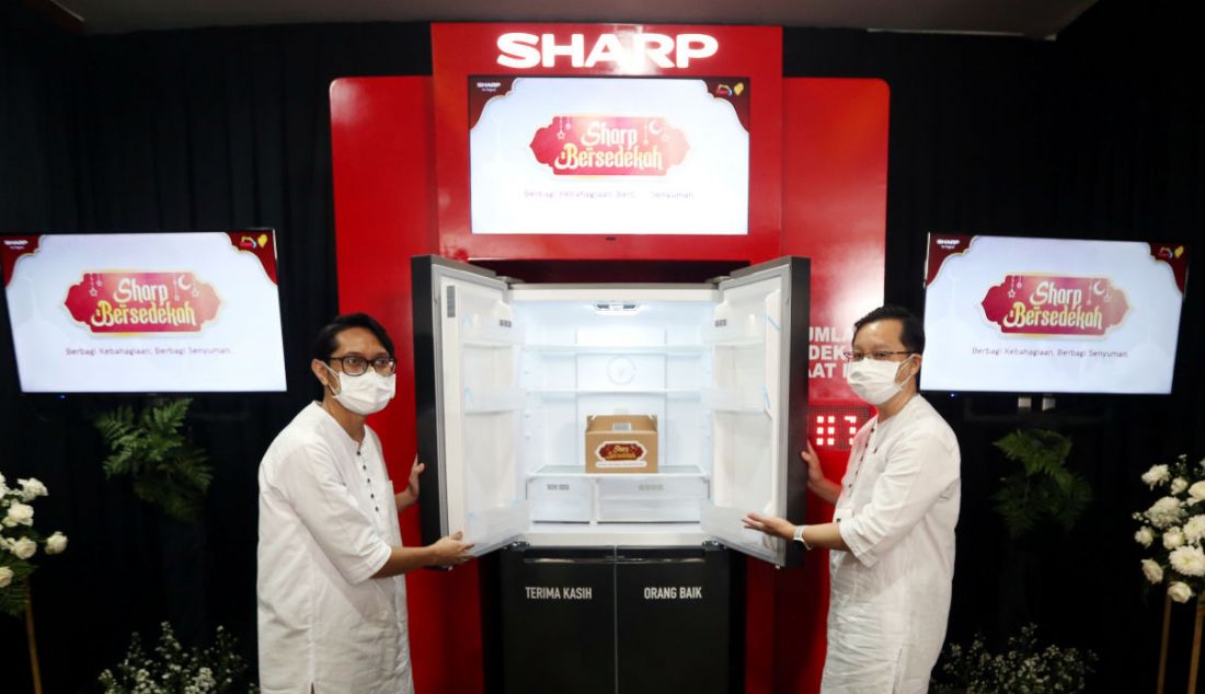 Head of Marketing Communication PT Sharp Electronics Indonesia Agus Soewadjie dan Senior PR & Brand Communication Manager Pandu Setio saat peluncuran Sharp Bersedekah, Jakarta, Senin (18/4). Sharp Bersedekah kembali hadir guna memfasilitasi masyarakat untuk berdonasi makanan bagi anak anak panti asuhan di sekitar kota Jakarta. - JPNN.com