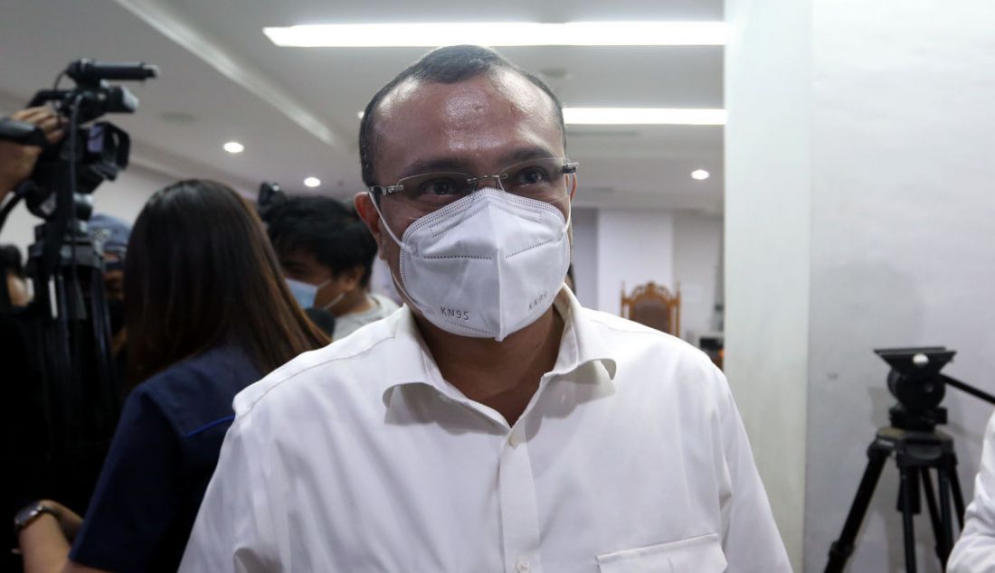 Terdakwa kasus Cuitan 'Allahmu Lemah'! Ferdinand Hutahaean usai menjalani sidang putusan di Pengadilan Negeri Jakarta Pusat, Jakarta, Selasa (19/4). Ferdinand divonis 5 bulan penjara karena bersalah menyiarkan kebohongan dan menimbulkan keonaran di kalangan masyarakat. - JPNN.com