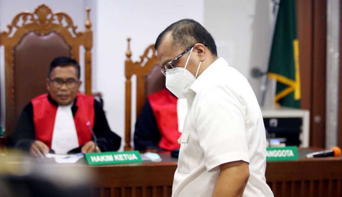 Terdakwa kasus Cuitan 'Allahmu Lemah'! Ferdinand Hutahaean usai menjalani sidang putusan di Pengadilan Negeri Jakarta Pusat, Jakarta, Selasa (19/4). Ferdinand divonis 5 bulan penjara karena bersalah menyiarkan kebohongan dan menimbulkan keonaran di kalangan masyarakat. - JPNN.com