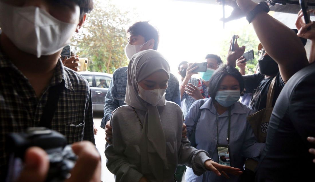 Rizky Billar bersama istrinya, Lesti Kejora menjalani pemeriksaan di Gedung Bareskrim Polri, Jakarta, (20/4). Rizky dan Lesti diperiksa sebagai saksi kasus robot trading DNA Pro Academy. - JPNN.com