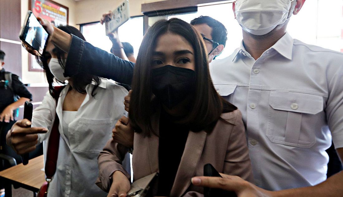 Selebgram Chandrika Chika menjalani pemeriksaan di Polres Metro Jakarta Selatan, Kamis (21/4). - JPNN.com