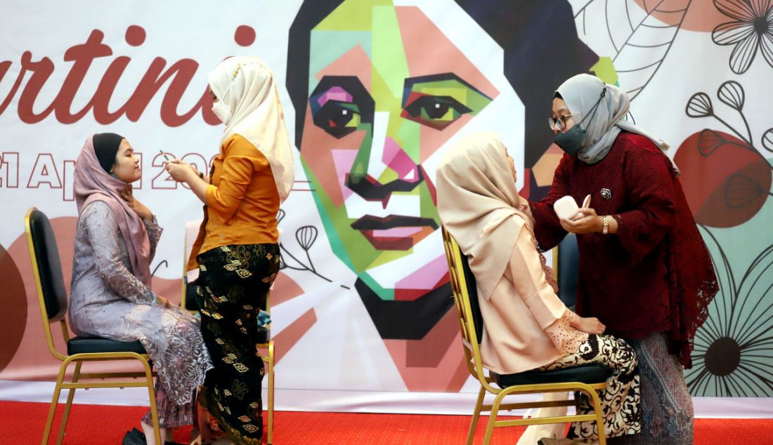 Peserta saat mengikuti lomba merias wajah dalam rangka peringatan Hari Kartini, Jakarta, Kamis, (21/4). Peringatan Hari Kartini tersebut mengangkat tema, Kartini milenial yang tangguh, mandiri, dan kreatif. - JPNN.com